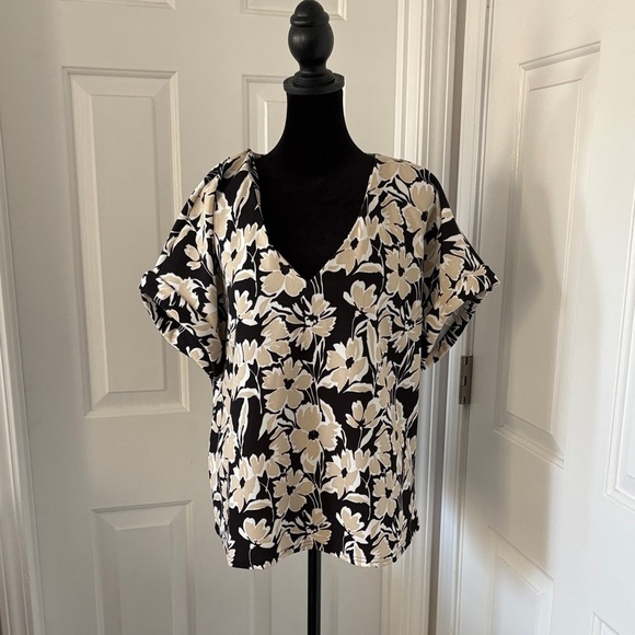 MELLODAY Tops - Melloday Floral Print V-Neck Short Sleeve Blouse